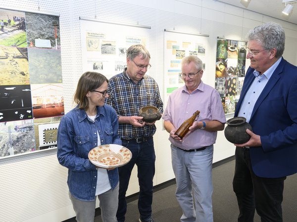 Blicken gemeinsam auf die Arbeit der vergangenen 50 Jahre zurück (von links): Judith Franzen, Axel Friederichs (beide Stadt- und Kreisarchäologie), Burkhard Fromme und Matthias Selle.