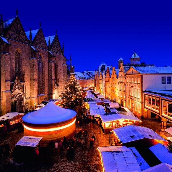 Weihnachtsmarkt von oben im Schnee