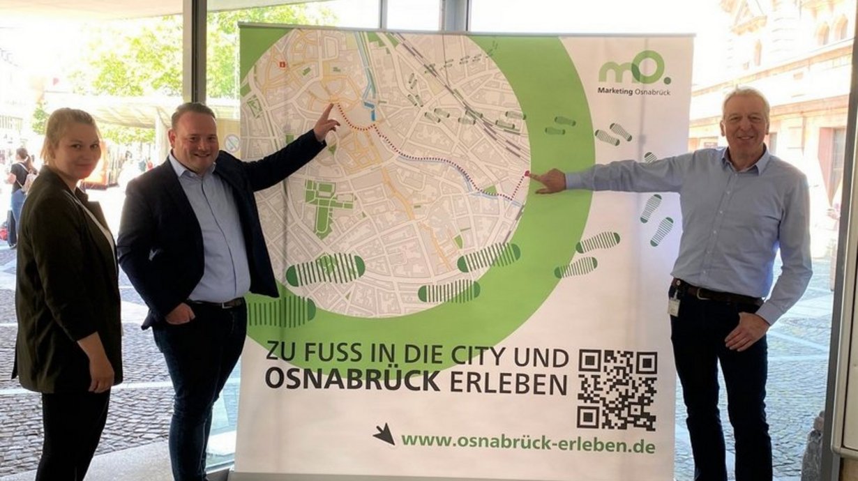 Zu Fuß in die City und Osnabrück erleben - Wegweiser am Hauptbahnhof
