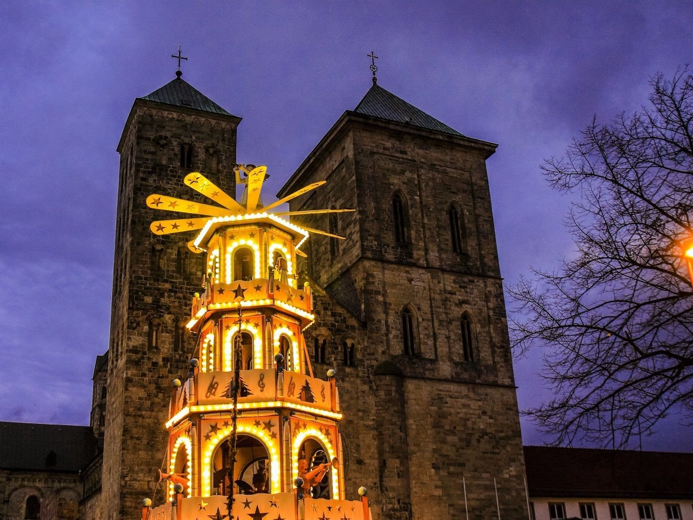 Weihnachtspyramide am Dom