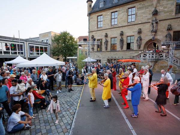 Das improvisierende Streichorchester beginnt auf dem Marktplatz.