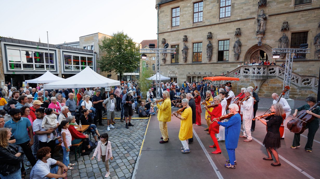 Das improvisierende Streichorchester beginnt auf dem Marktplatz.