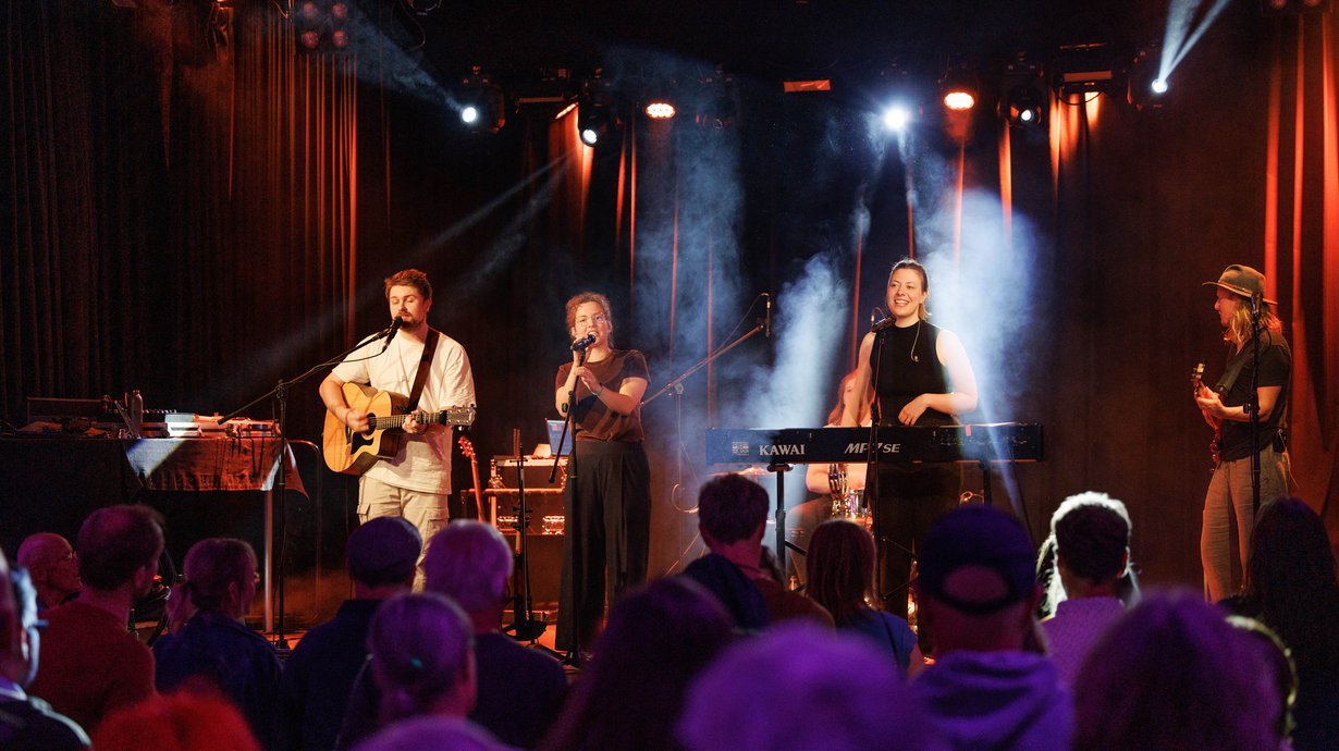 Auftritt von Threepwood ‘N Strings in der Lagerhalle.