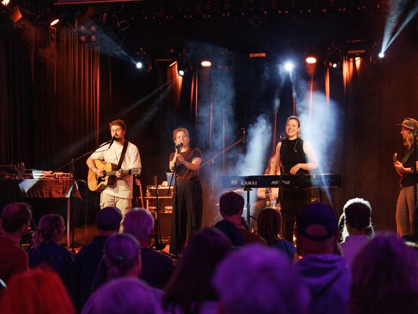 Auftritt von Threepwood ‘N Strings in der Lagerhalle.