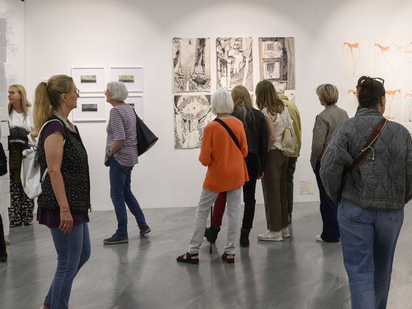 Besucher vor der Ausstellung „Marathon der Zeichnung VII“