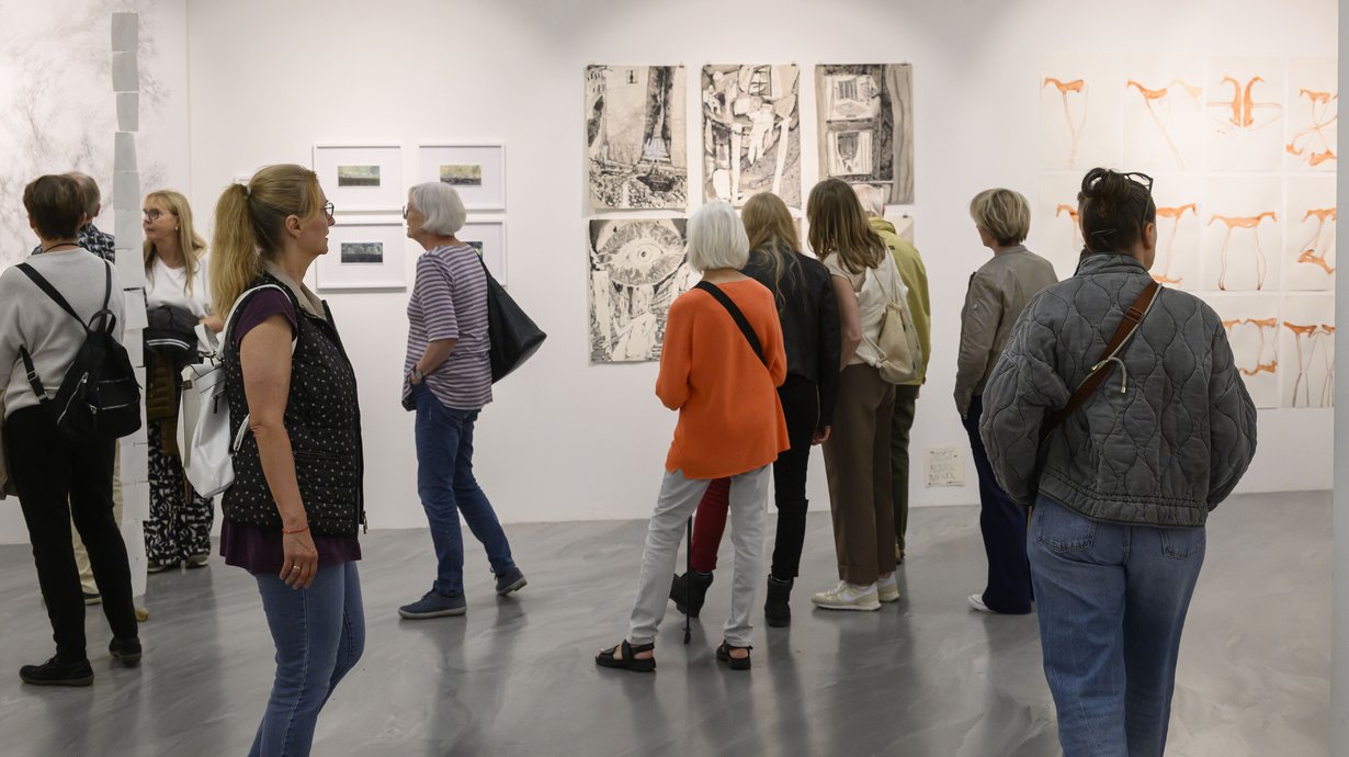 Besucher vor der Ausstellung „Marathon der Zeichnung VII“