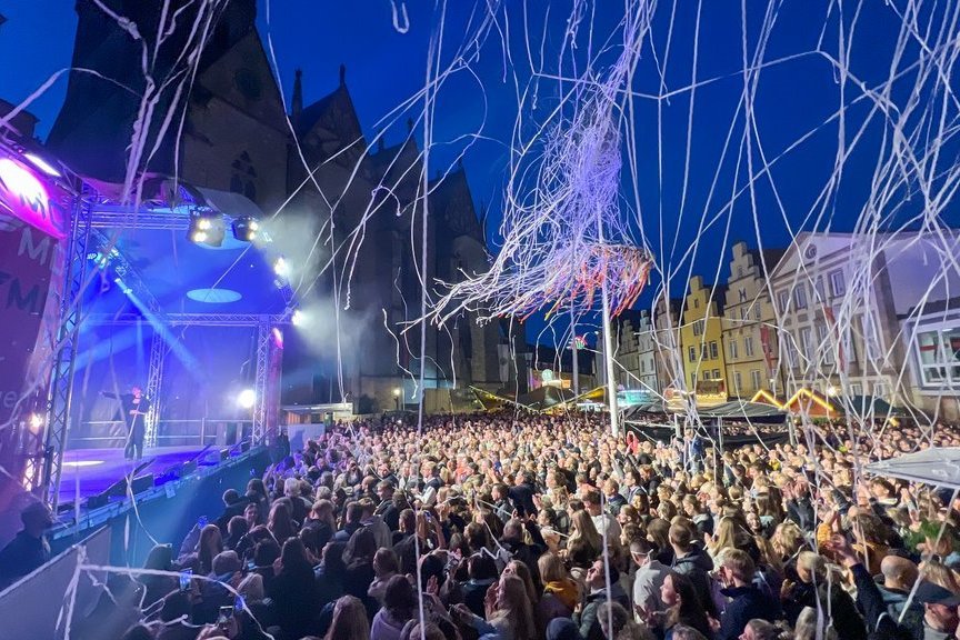 Podium bij het gemeentehuis
