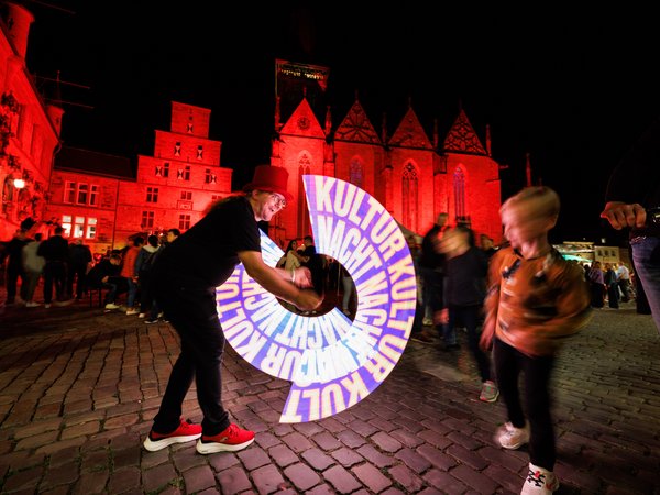 Licht-Jonglage auf dem Marktplatz von Olaf Pieper