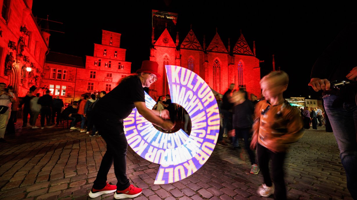 Licht-Jonglage auf dem Marktplatz von Olaf Pieper