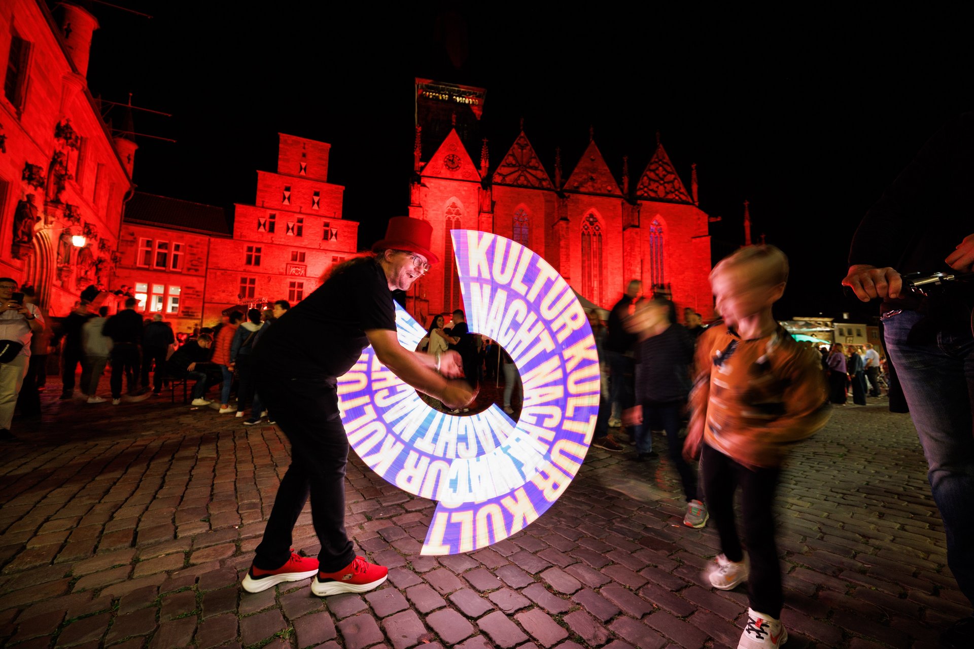 Licht-Jonglage auf dem Marktplatz von Olaf Pieper