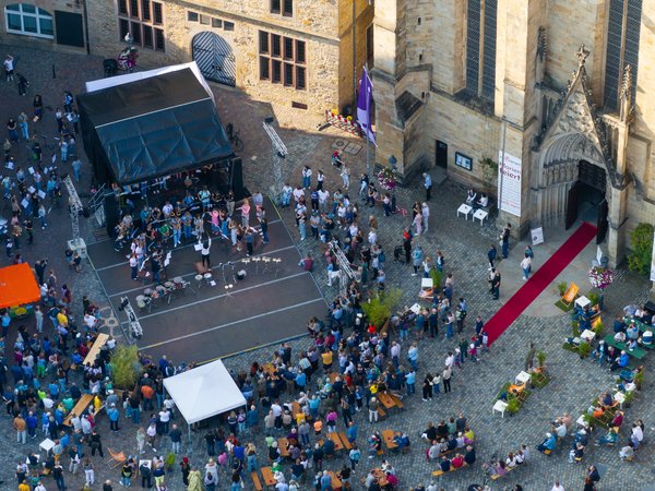 Bläserinnen und Bläser der Musik- und Kunstschule auf dem Marktplatz.