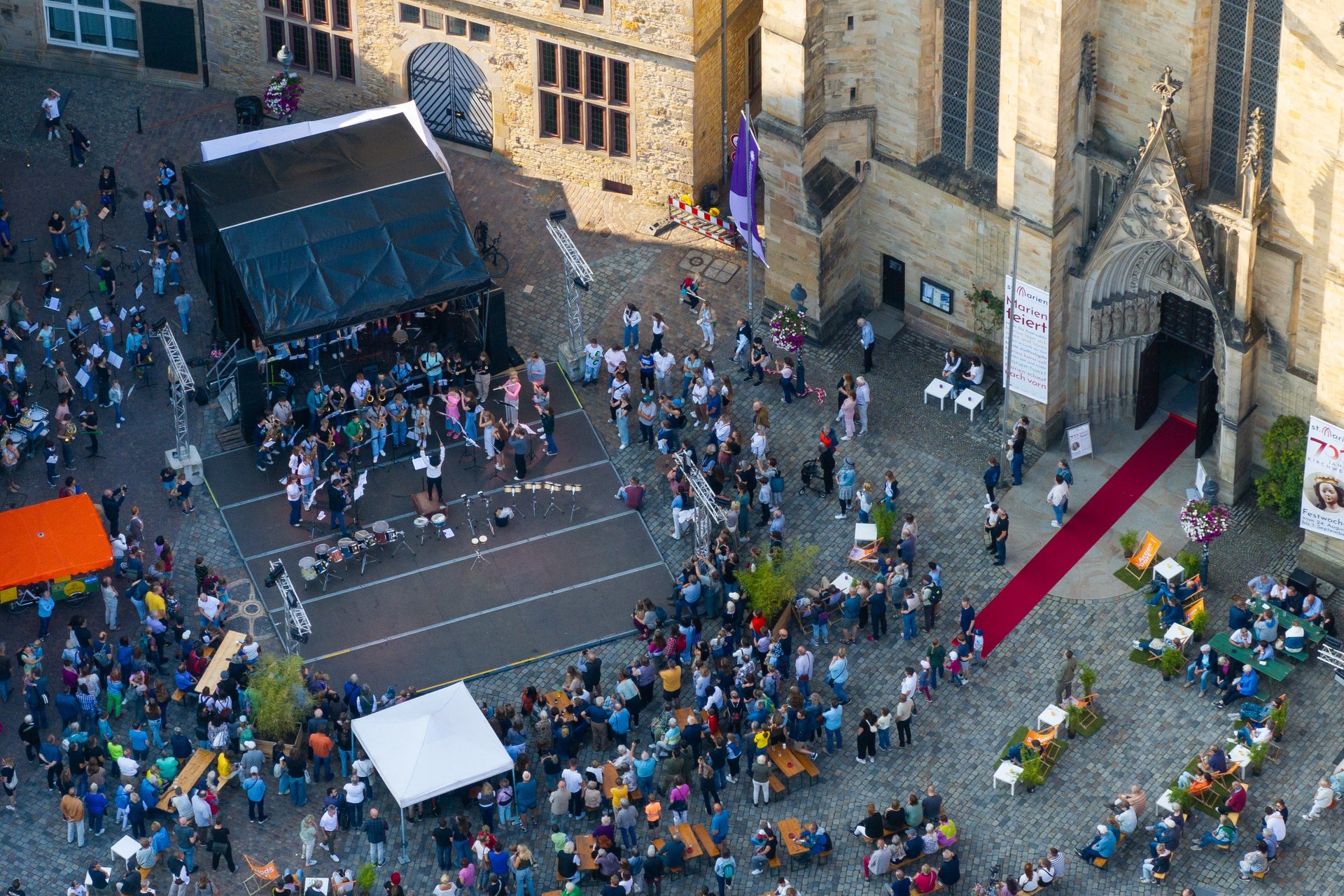 Bläserinnen und Bläser der Musik- und Kunstschule auf dem Marktplatz.