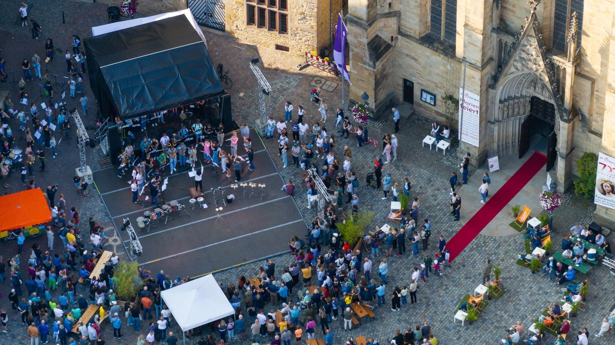 Bläserinnen und Bläser der Musik- und Kunstschule auf dem Marktplatz.