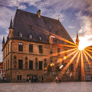 Rathaus im Gegenlicht.