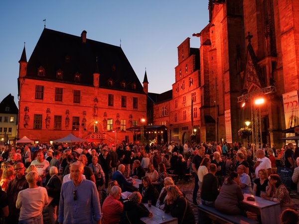 Viele Leute und gute Stimmung auf dem Marktplatz.