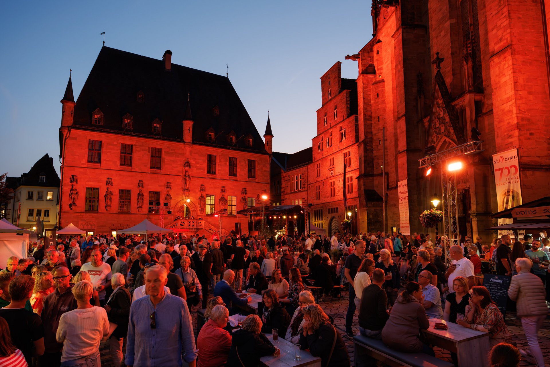 Viele Leute und gute Stimmung auf dem Marktplatz.