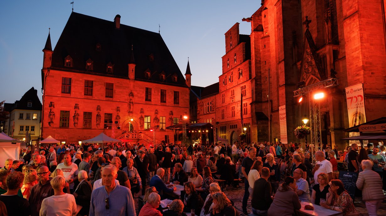 Viele Leute und gute Stimmung auf dem Marktplatz.