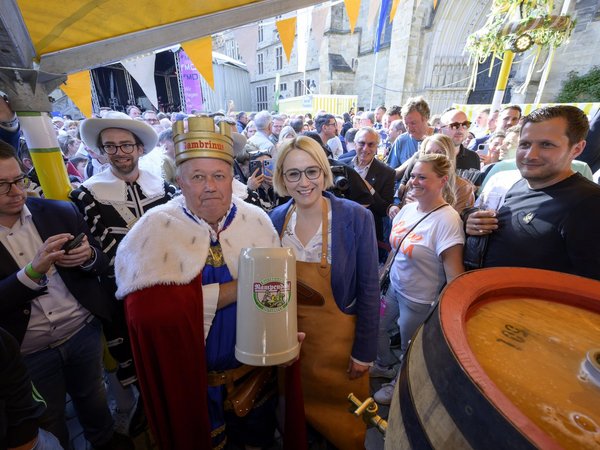 Traditioneller Fassanstich durch Oberbürgermeisterin Katharina Pötter