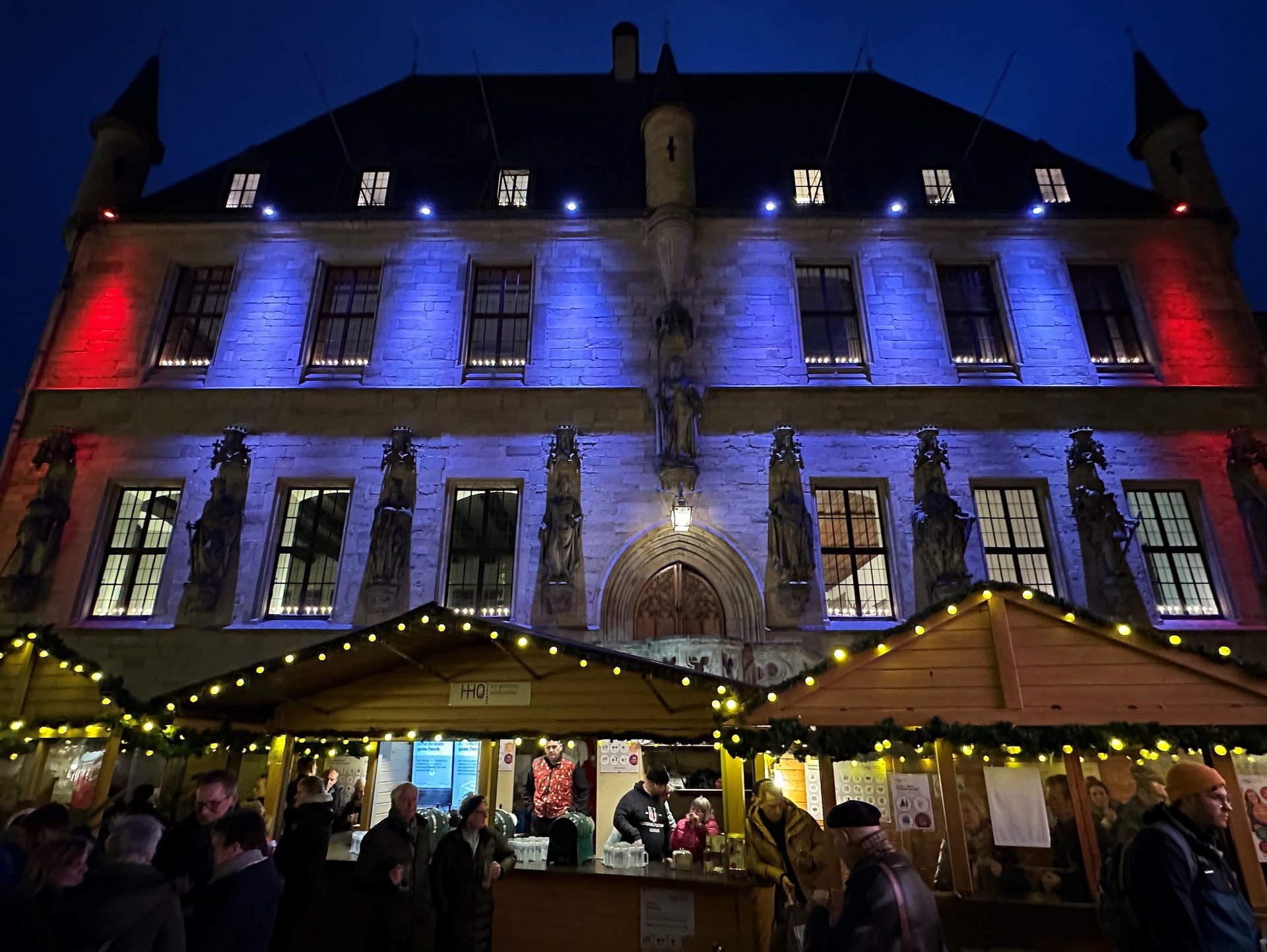 Beleuchtetes Rathaus am Weihnachtsmarkt 