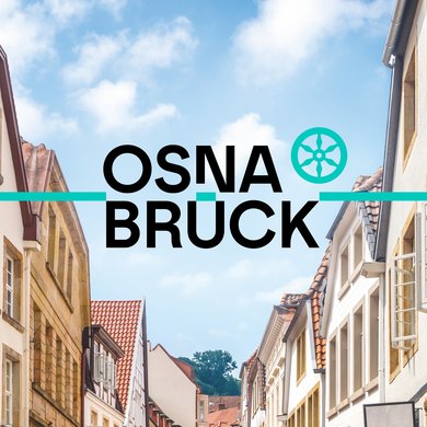 Stadtlogo Osnabrück vor Szene in der Altstadt