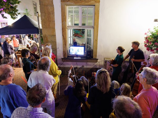 Video-Installation des improvisierenden Streichorchesters.