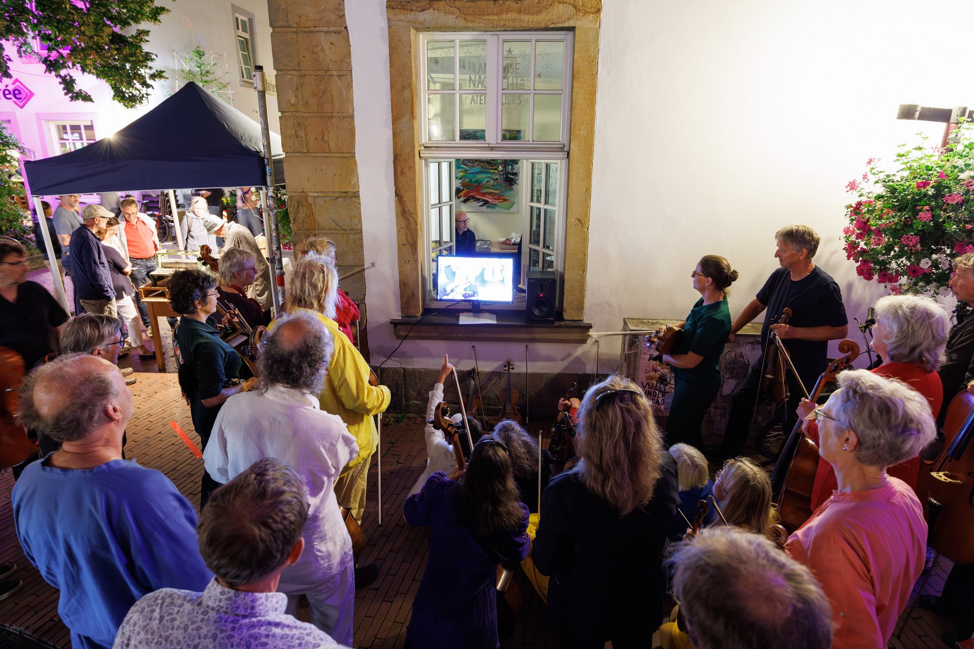 Video-Installation des improvisierenden Streichorchesters.