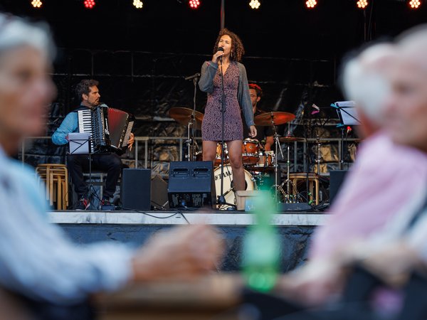 Französischer Chanson von Mélinée auf dem Marktplatz.