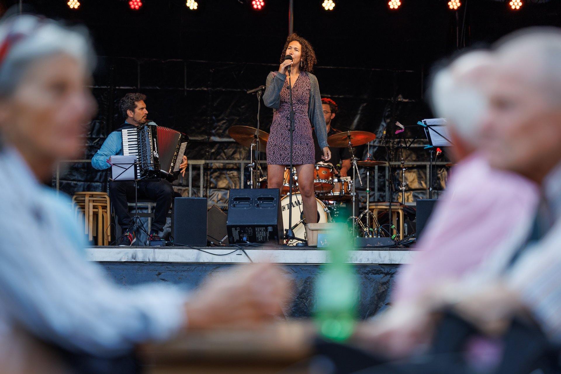 Französischer Chanson von Mélinée auf dem Marktplatz.