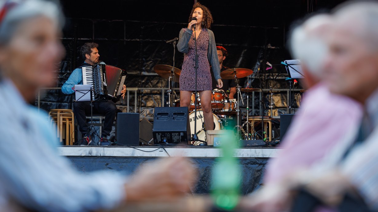 Französischer Chanson von Mélinée auf dem Marktplatz.