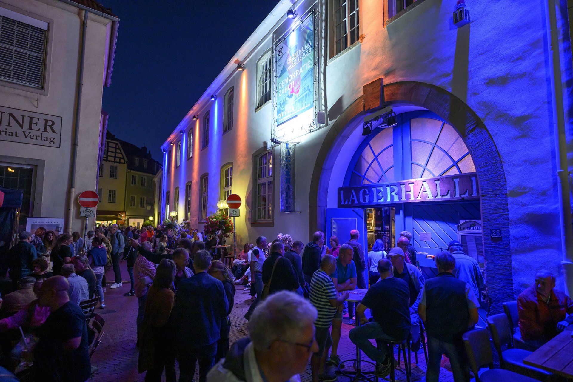 Menschen vor der Lagerhalle in der Kulturnacht.