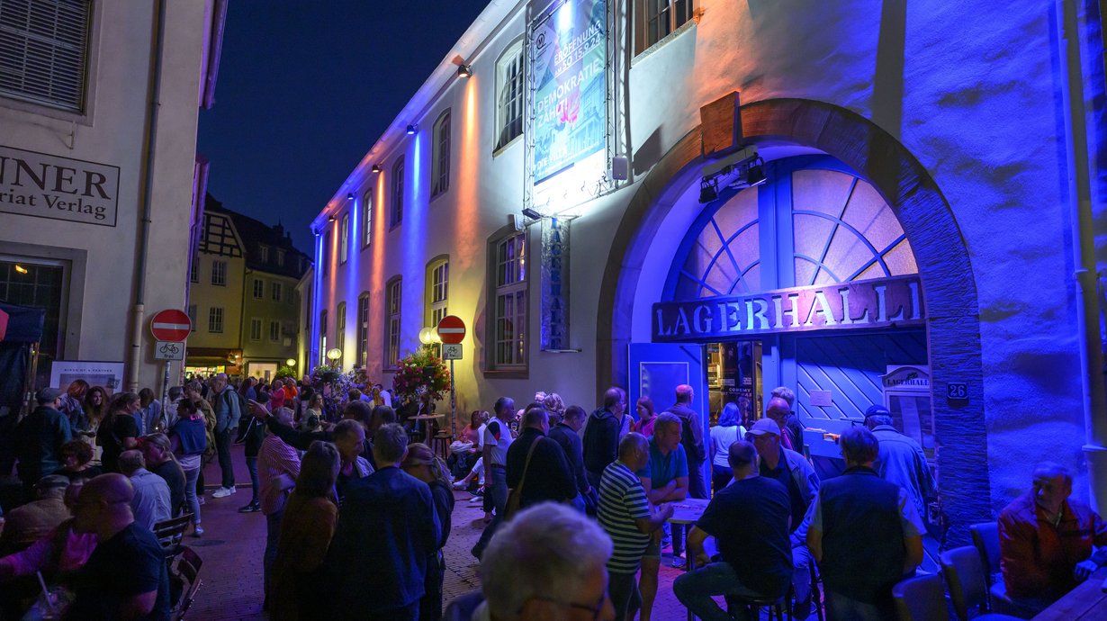 Menschen vor der Lagerhalle in der Kulturnacht.