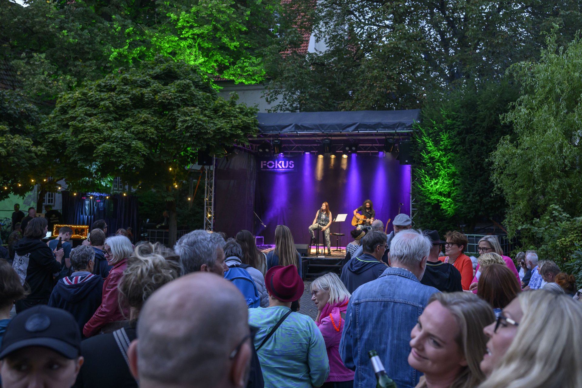 Band in der Acoustic Lounge im Innenhof vom Haus der Jugend