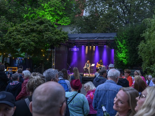 Band in der Acoustic Lounge im Innenhof vom Haus der Jugend