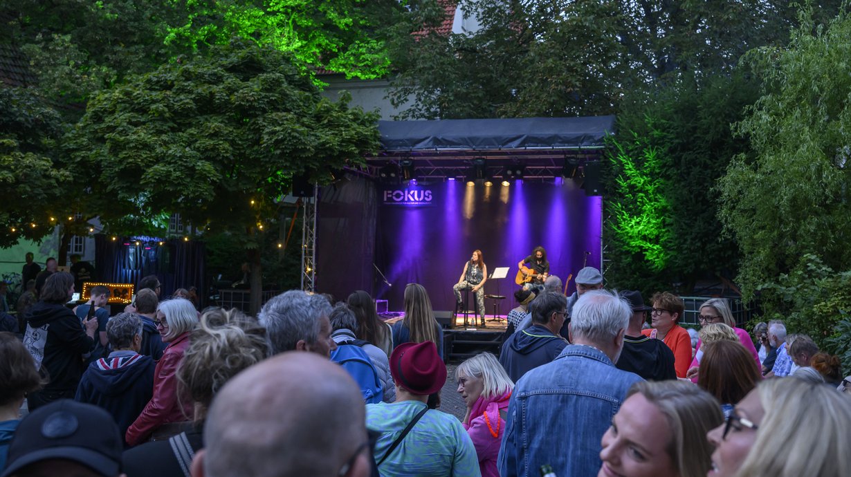 Band in der Acoustic Lounge im Innenhof vom Haus der Jugend