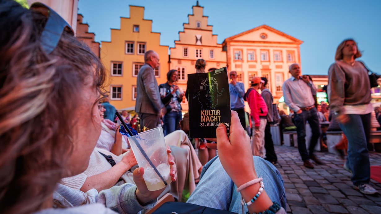 Kulturnacht-Folder vor Häusern auf dem Marktplatz.