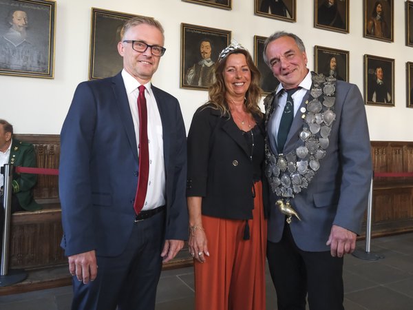 Frank Henning, Schützenkönigin Nathali Fass und Schützenkönig Ralph Wiehe im Friedenssaal des Osnabrücker Ratshauses 