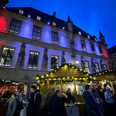 Beleuchtetes Rathaus am Weihnachtsmarkt 