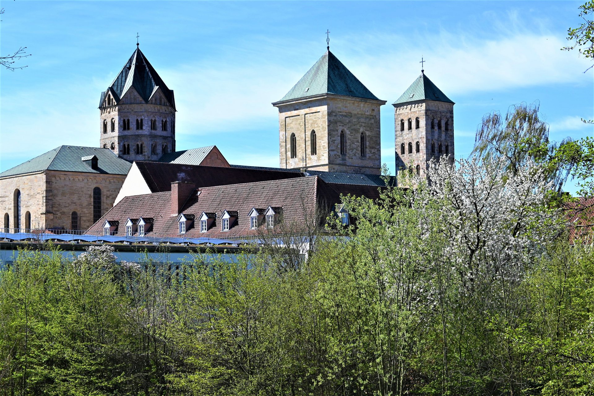 Blick vom Herrenteichswall über Büsche auf Dom und Kirchen.