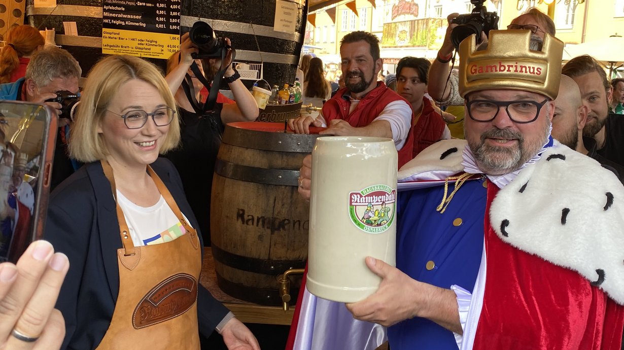 Katharina Pötter (Oberbürgermeisterin der Stadt Osnabrück) und Bierkönig Gambrinus (Frank Eilermann) beim Fassanstich 