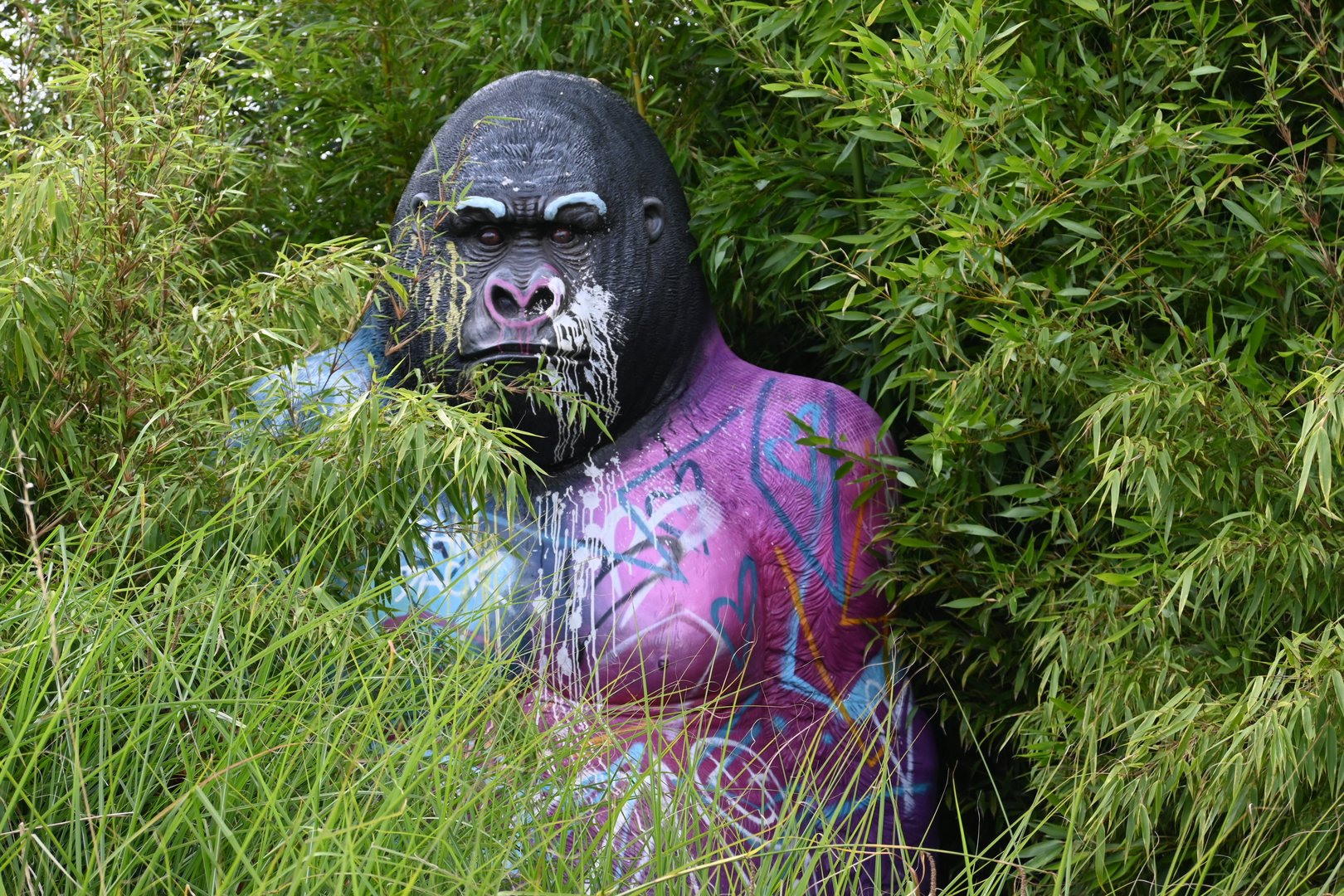 Den Gorilla gibt es als stilles Kunstwerk im Zoo.